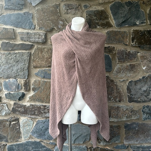 Barefoot Dreams CozyChic Lite Wide Rib Travel Wrap in Driftwood Tan One Size - Picture 3 of 10